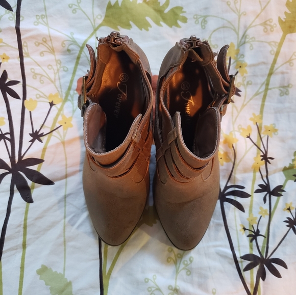 Ankle Booties with bucked straps - Picture 5 of 5